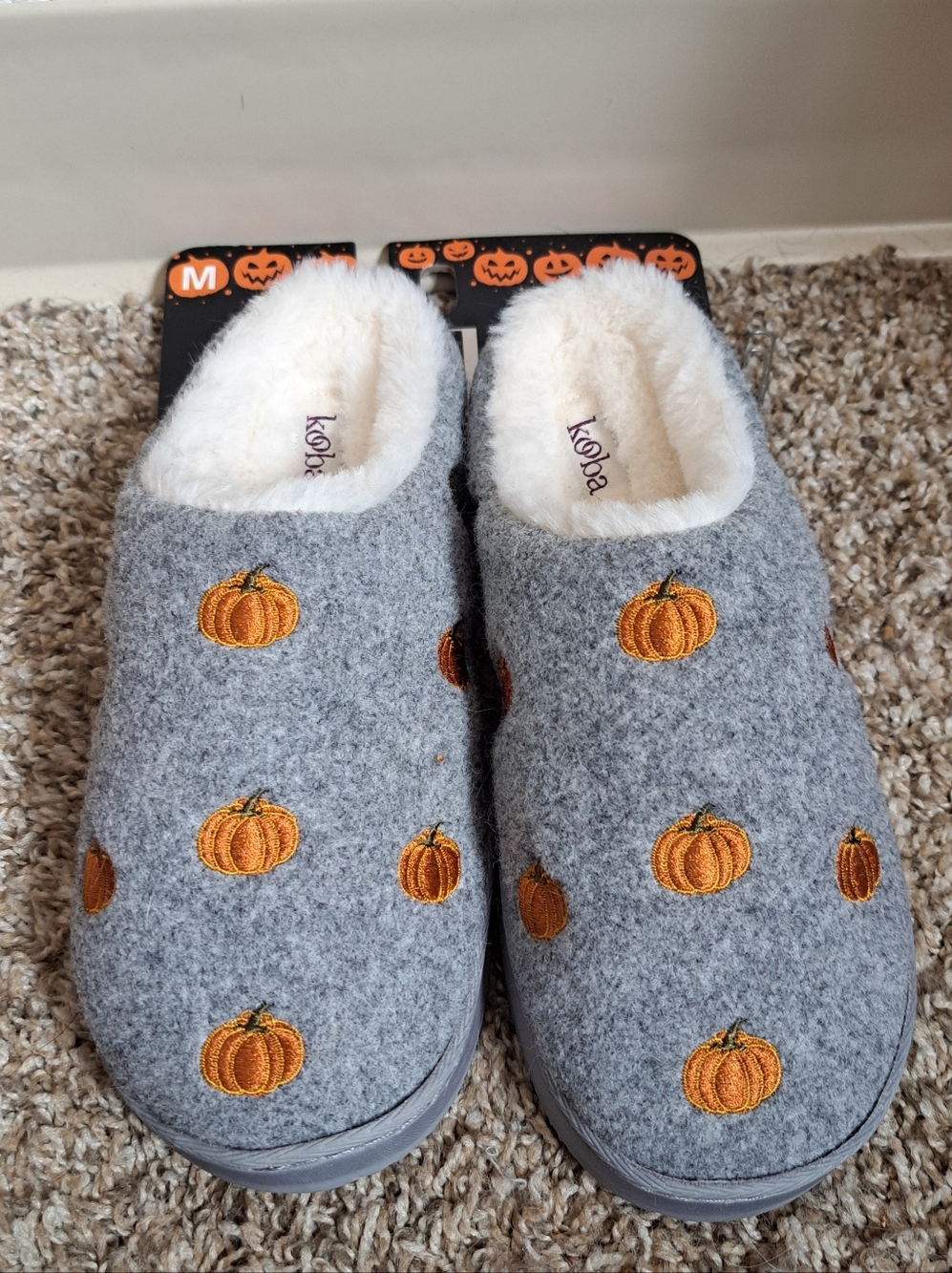Womans Fuzzy Soft Cozy Gray Pumpkin Print Slippers Size 6.5- 7.5 NWT
